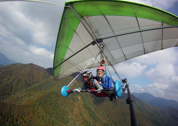 富士山を見ながら、絶景フライトへ！2人乗りタンデム・ハンググライダー - 山梨