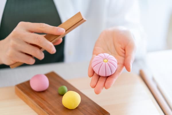【土日祝】歴史ある鎌倉で日本文化体験！季節にあった練り切り和菓子作り