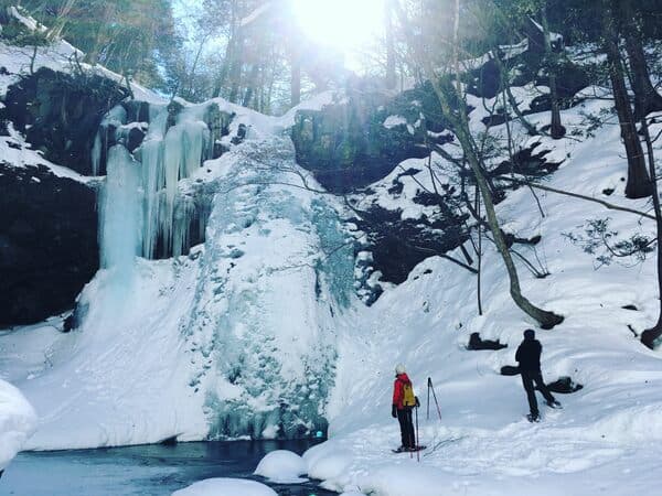 【平日】氷で閉ざされた幻の滝を目指そう！氷瀑スノーシューハイク