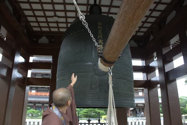 世界最大級の大釣鐘飛龍の鐘を有する蓮華院誕生寺奥之院 - 熊本