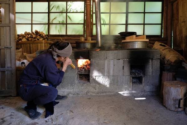 【静岡・半日体験】「水車むら」の古民家で薪割り・魚とり・囲炉裏ご飯を体験