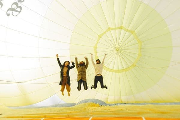 【平日】早朝のロマンティックな時間を過ごす熱気球フリーフライト体験